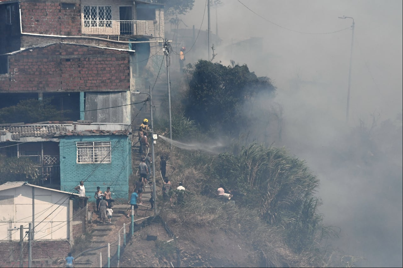 Cali: Un Incendio forestal de gran magnitud se presenta en inmediaciones de Terrón Colorado. foto José Luis Guzmán.