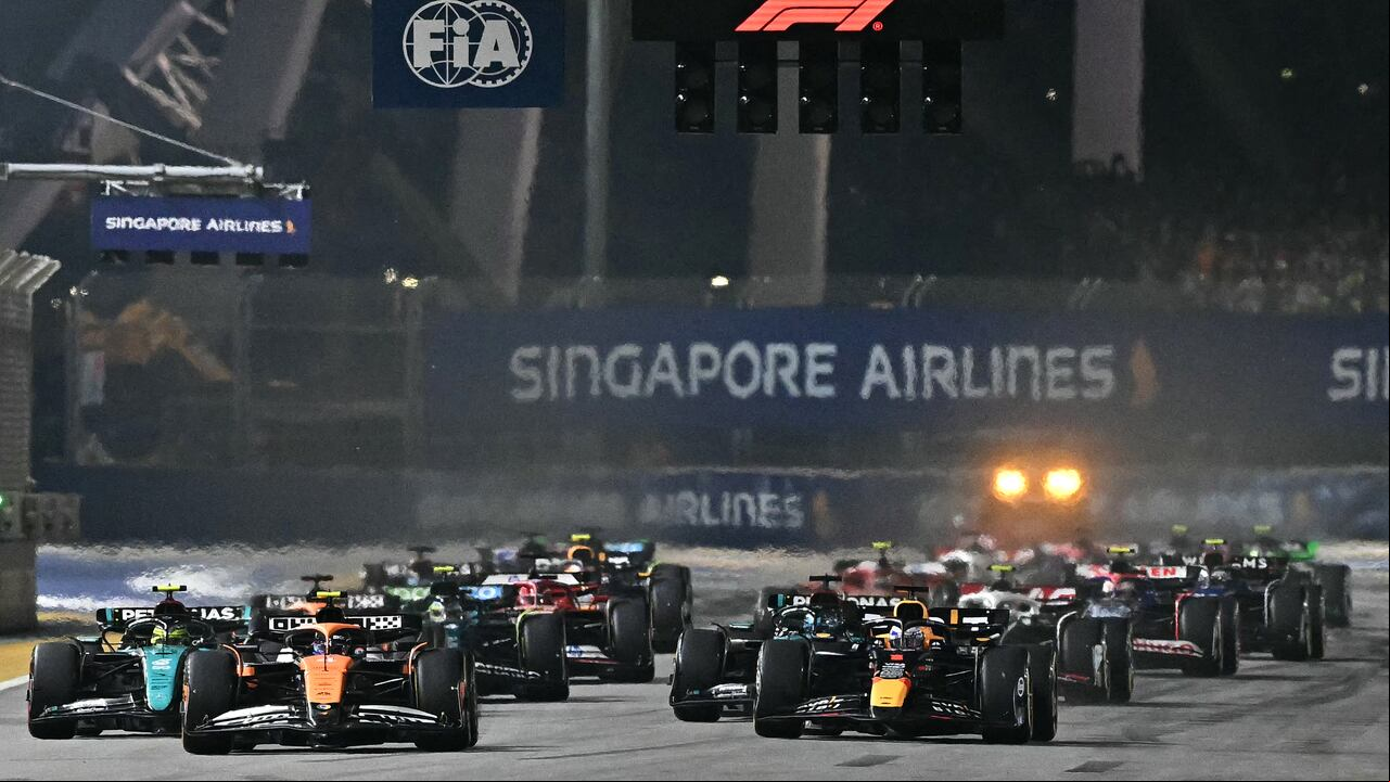 McLaren's British driver Lando Norris (2nd L) leads the pack as he drives at the start of the Formula One Singapore Grand Prix night race at the Marina Bay Street Circuit in Singapore on September 22, 2024. (Photo by Lillian SUWANRUMPHA / AFP)