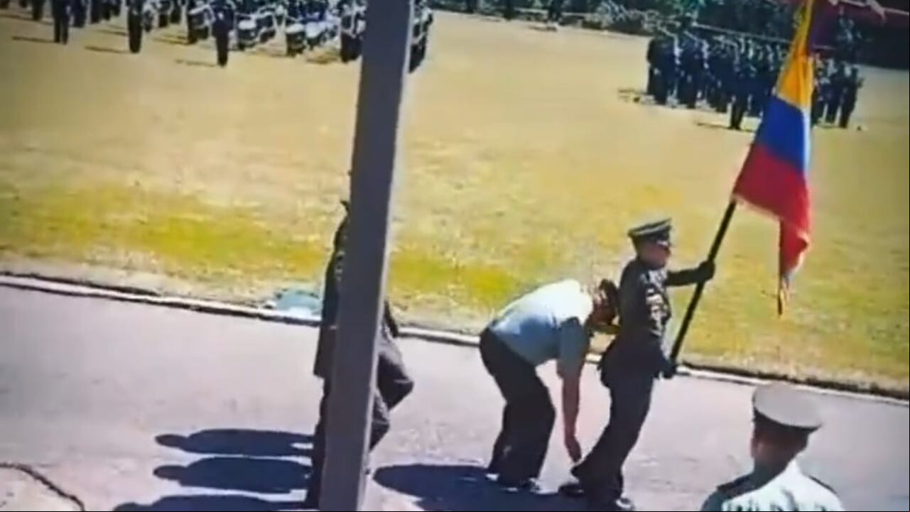 Sucedió durante un desfile militar. Un uniformado tuvo un percance con su zapato y uno de sus compañeros no vaciló en intercambiar el calzado para salvar la situación. Foto tomada de redes