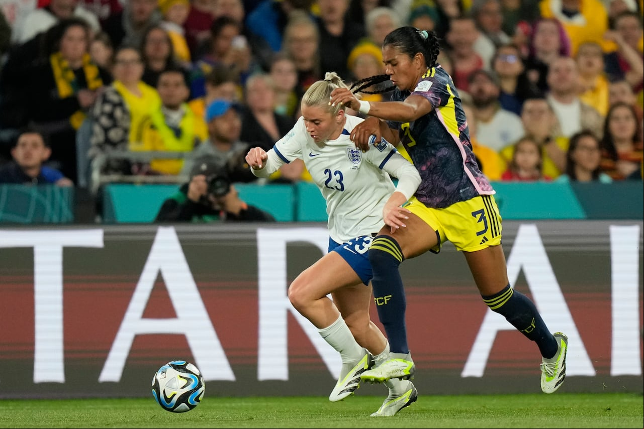Alessia Russo de Inglaterra, a la izquierda, y Daniela Arias de Colombia luchan por el balón durante el partido de cuartos de final de la Copa Mundial Femenina de fútbol entre Inglaterra y Colombia en el Estadio Australia en Sídney, Australia, el sábado 12 de agosto de 2023. (Foto AP/Rick Rycroft)