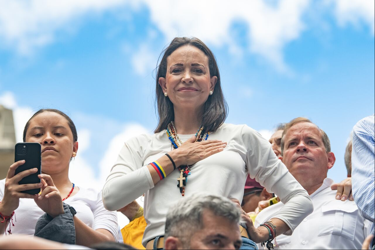 La líder de la oposición María Corina Machado observa con una mano en el pecho durante una protesta contra el resultado de las elecciones presidenciales del 30 de julio de 2024 en Caracas, Venezuela. El presidente de Venezuela, Nicolás Maduro, fue declarado ganador de las elecciones presidenciales de 2024 sobre su rival, Edmundo González.