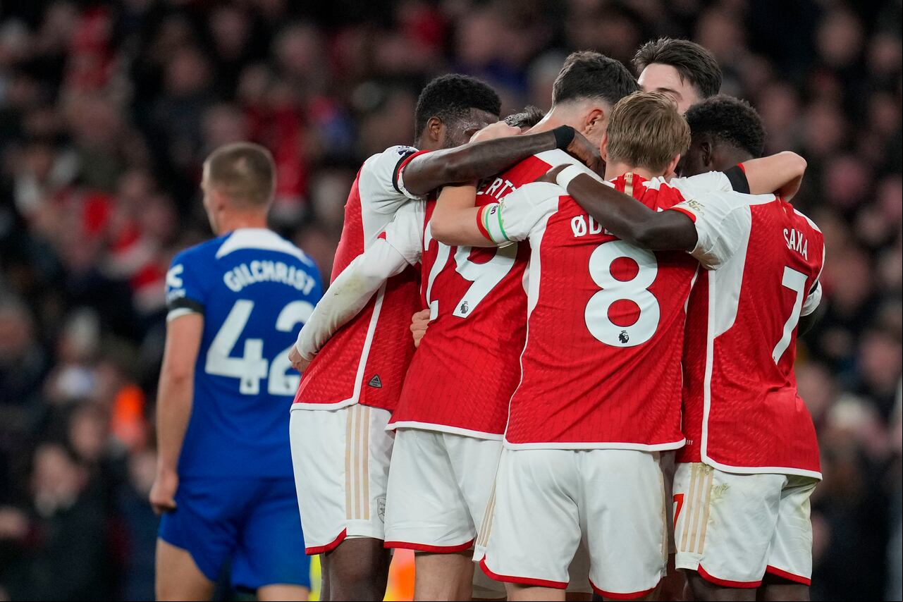 Arsenal aplastó a un débil Chelsea y sigue en pelea por al Premier League.