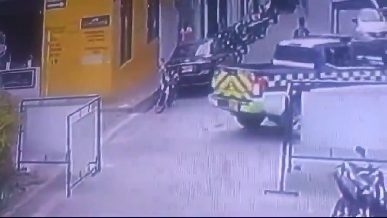 En video quedó registrado el momento que explotó la motobomba cerca de la estación de Policía del municipio de Samaniego, Nariño