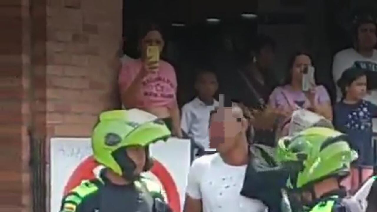 El delincuente fue trasladado a una estación de policía por las autoridades.