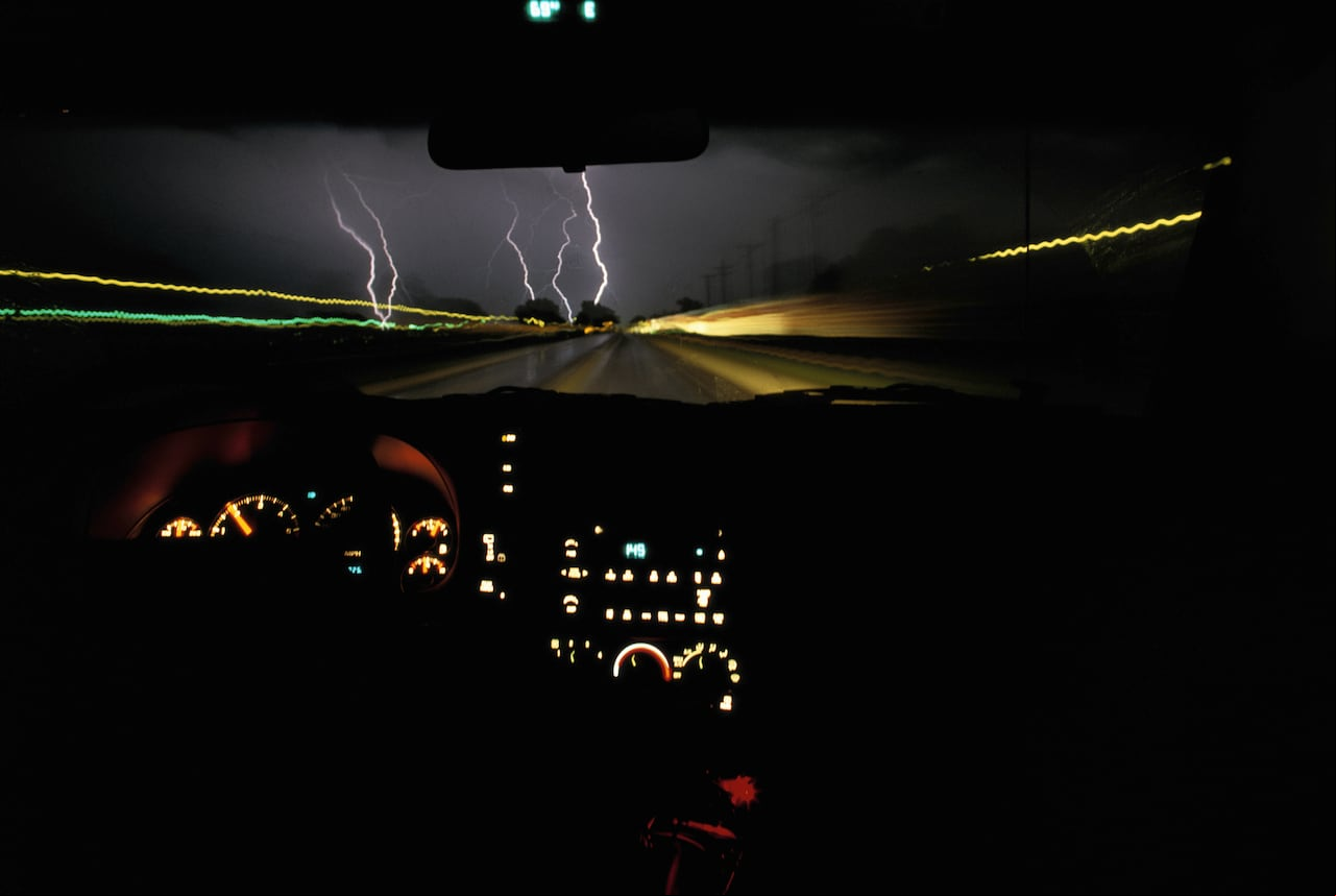Lo más seguro en una tormenta eléctrica es permanecer dentro del vehículo.
