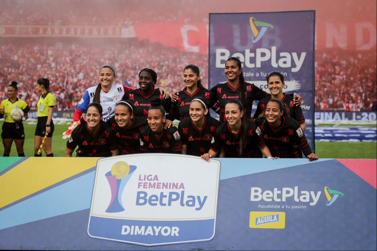 Imagen del partido de ida de la Final de la Liga Femenina 2023, entre Independiente Santa Fe y América de Cali, en el estadio El Campín de Bogotá.