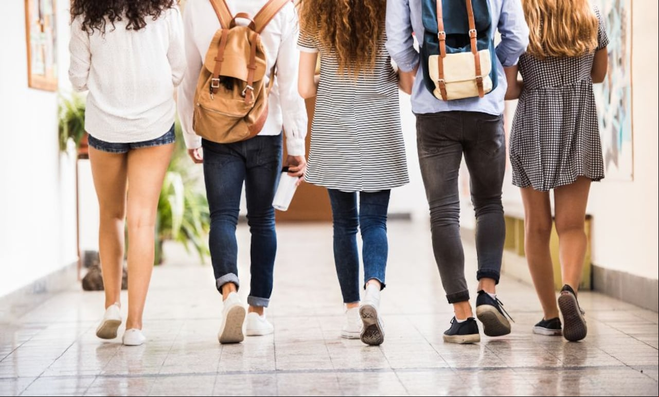 Independientemente de la edad en que se finalice el bachillerato, lo más importante es fomentar el aprendizaje continuo y el apoyo educativo.