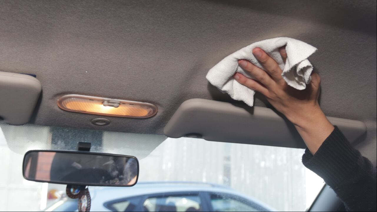 Se recomienda hacer uso de paños de microfibra, ya que estos cuidan el material del tapizado del carro.