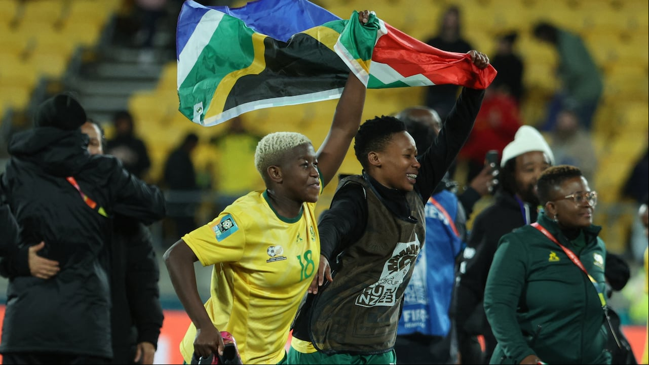 Con la bandera de Sudáfrica, así festejaron las jugadoras de ese país su paso a los octavos de final del MUndial Femenino 2023.