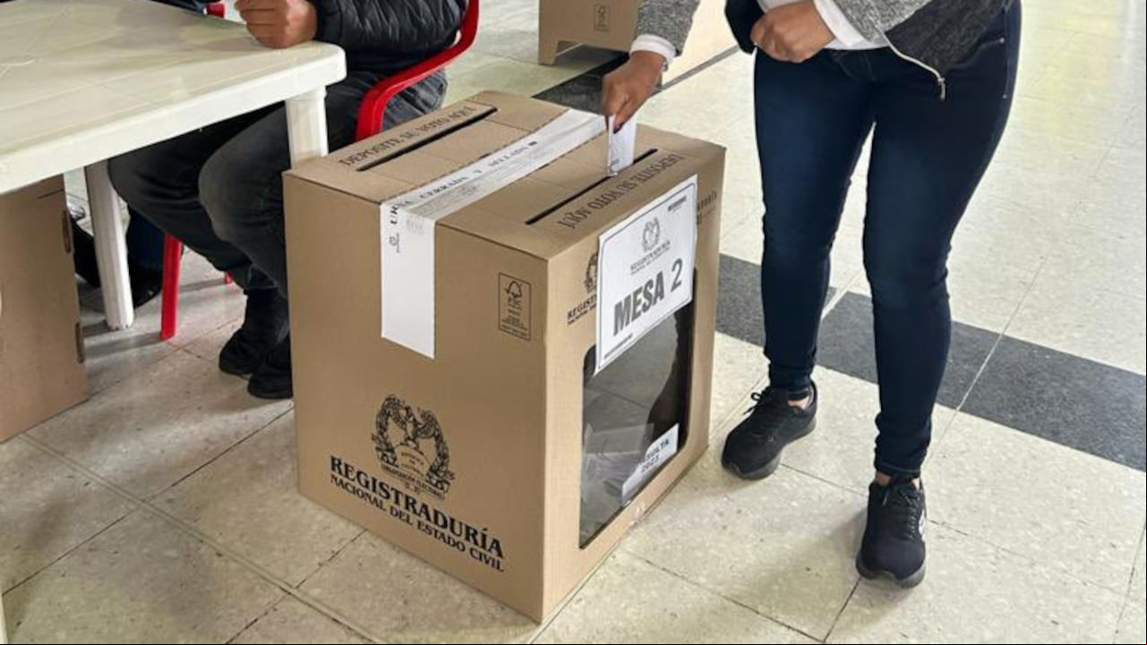 Se llevan a cabo las consultas populares e interpartidistas en Colombia.