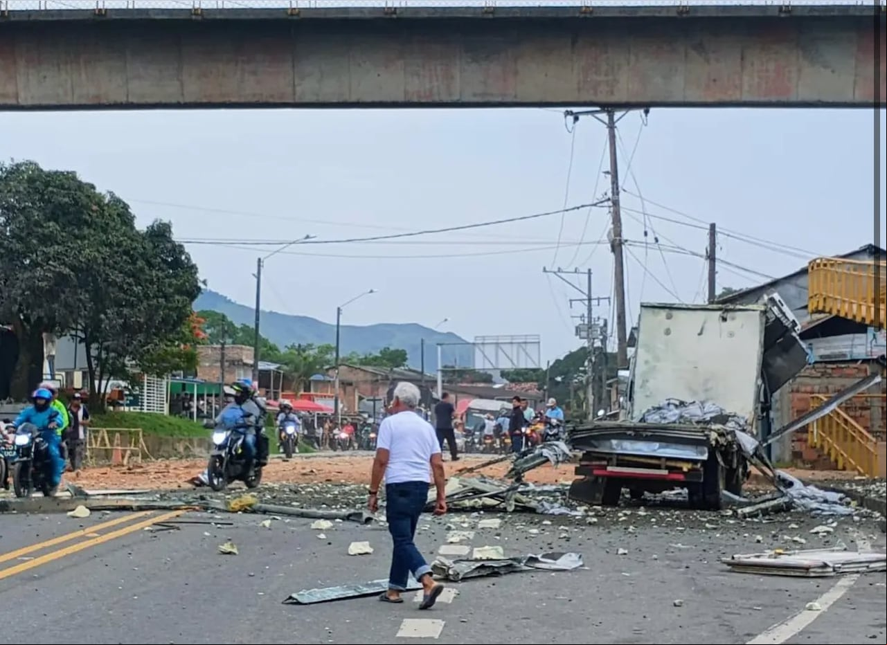 La vía Panamericana debió ser cerrada temporalmente, a raíz de este ataque, el cual se registra en medio de la intensa confrontación entre las disidencias de las Farc y el Ejército.