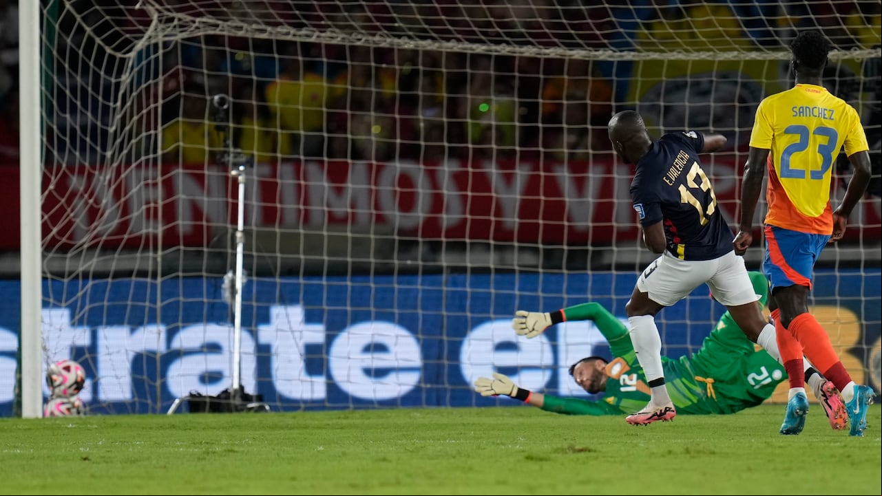 Enner Valencia (13) de Ecuador anota el primer gol de su selección contra Colombia durante un partido de clasificación para la Copa Mundial de la FIFA 2026 en el estadio Metropolitano Roberto Meléndez en Barranquilla, Colombia, el martes 19 de noviembre de 2024. (Foto AP/Fernando Vergara)
