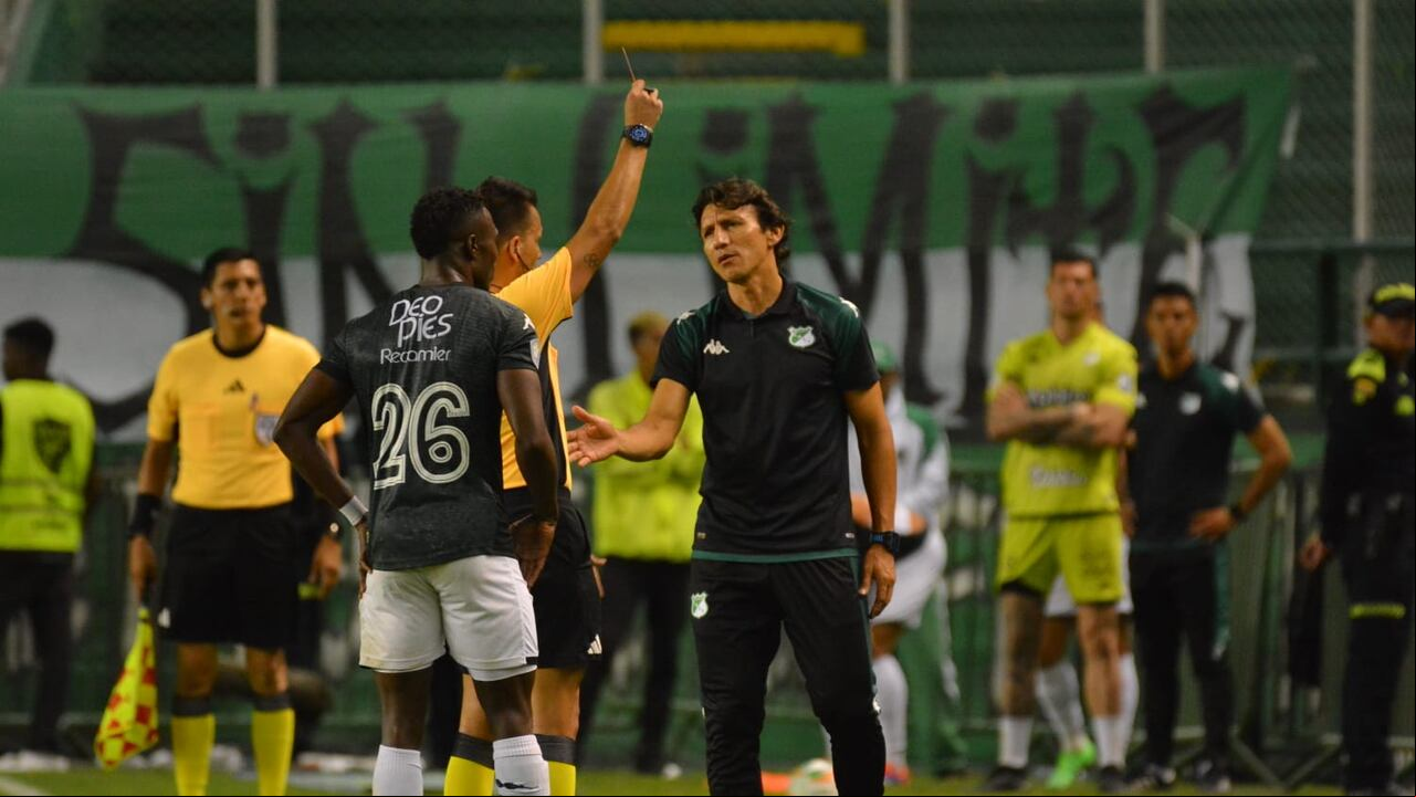 Sergio ‘Barranca’ Herrera dialoga con el árbitro del partido entre Deportivo Cali y Jaguares de Córdoba, por la fecha 17 de la Liga II-2024.