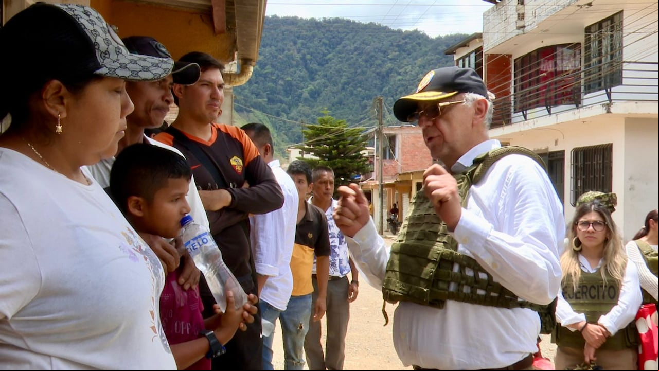Mientras está en marcha la operación Perseo, una comisión del gobiern nacional llegó a El Plateado para anunciar la puesta en marcha de varios proyectos sociales como forma de consolidar la paz en este territorio.