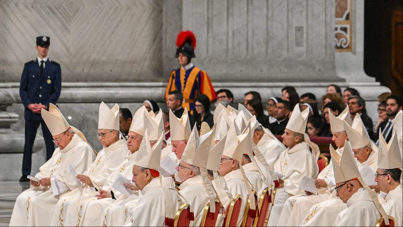 Los cardenales participaron el domingo, 4 de mayo, en la novena misa por la muerte del papa Francisco. (AFP)