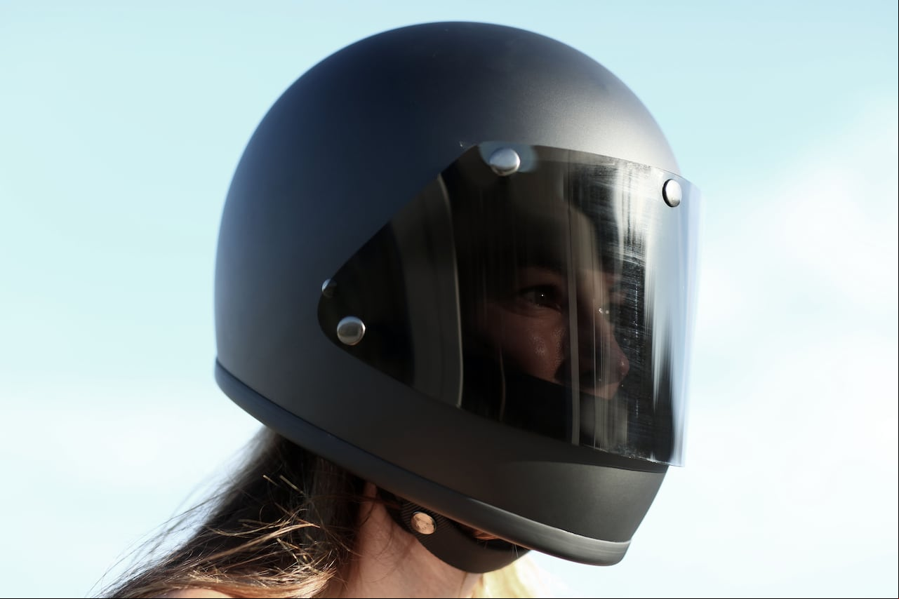 A menudo, se incurre en cinco errores al llevar a cabo la limpieza del casco de una motocicleta.