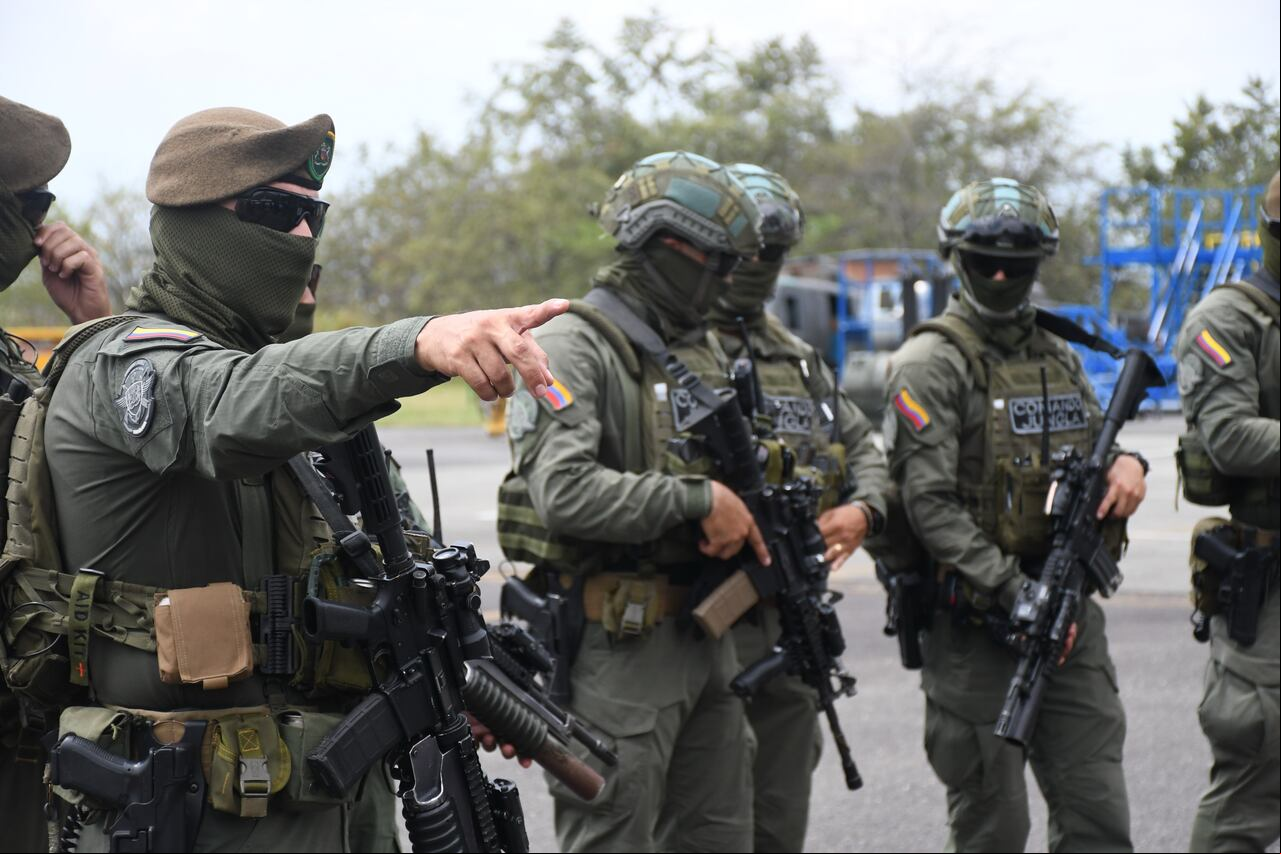Tuluá: Situación de orden público en Tuluá. Consejo de Seguridad, comandante de la Policía General William René Salamanca Ramírez. Junto alcalde de Tuluá, Gustavo Vélez. foto José L Guzmán. El País