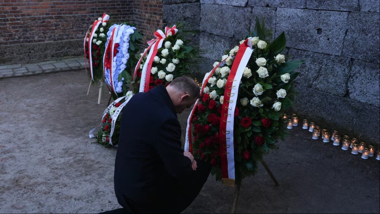Andrzej Duda presidente polaco, se arrodilla ante el Muro de la Muerte