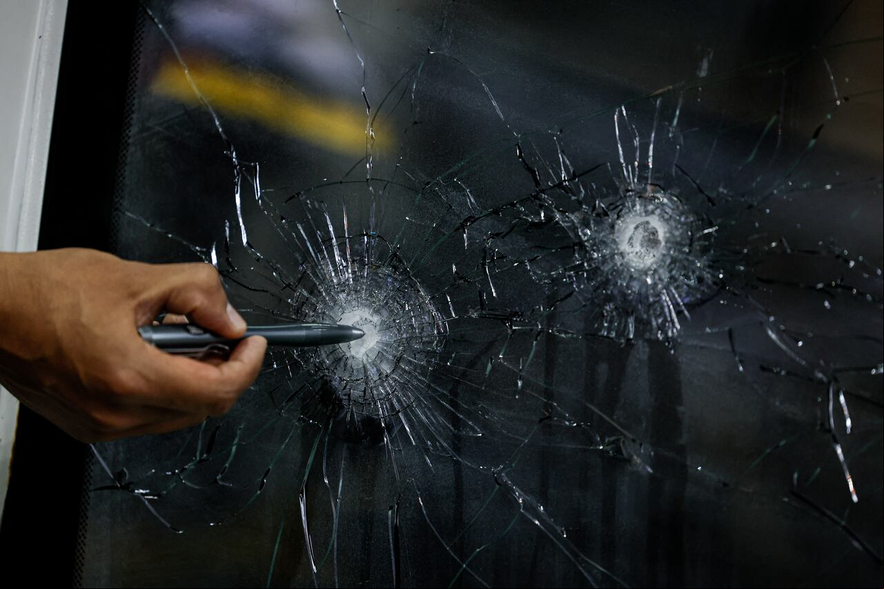 Dueños de vehículos de alta gama pagan fortunas para blindarlos contra el narcotráfico y violencia de pandillas, en medio de un "boom" en la industria de seguridad de Ecuador.