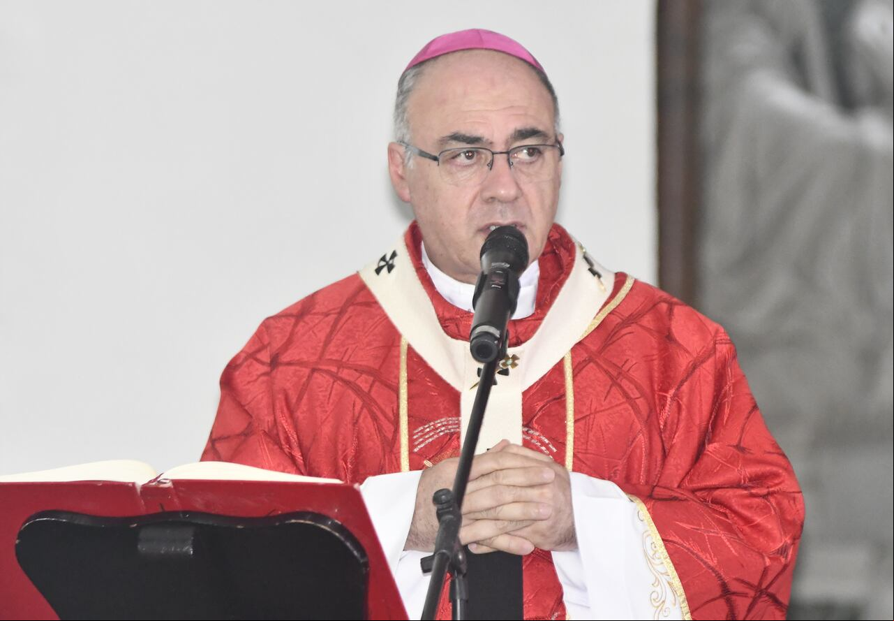 Cali: Semana Santa, Viernes Santo, liturgia de la pasión del señor, sermón de las siete palabras y descendimiento, Catedral de Cali, Monseñor Luis Fernando Rodríguez. foto José L Guzmán. El País