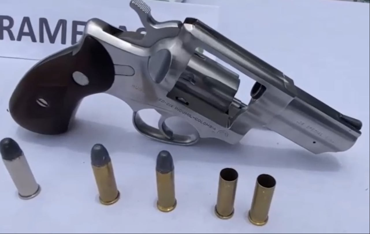 También, en medio de estos registros y allanamientos, decomisaron armas de fuego y munición.
