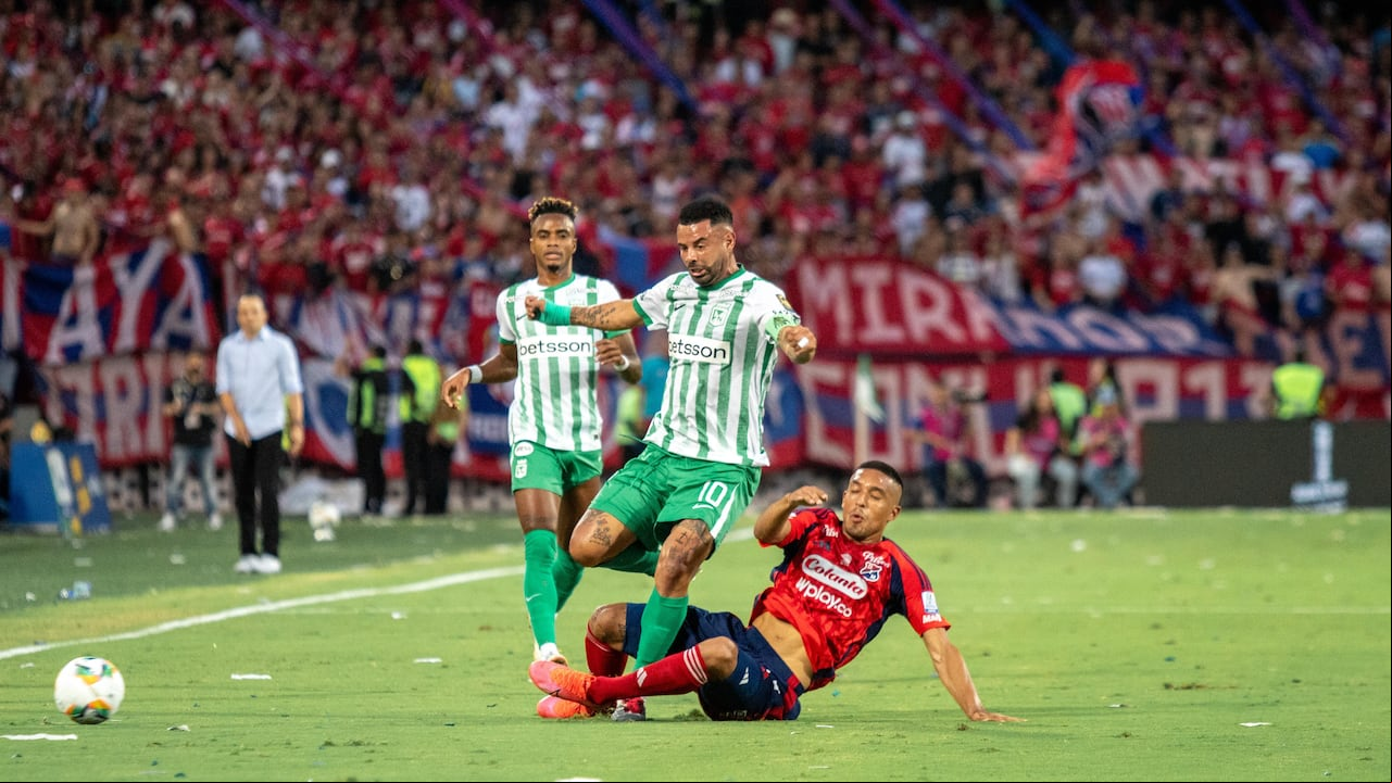 Edwin Cardona recibiendo una entrada durante el clásico