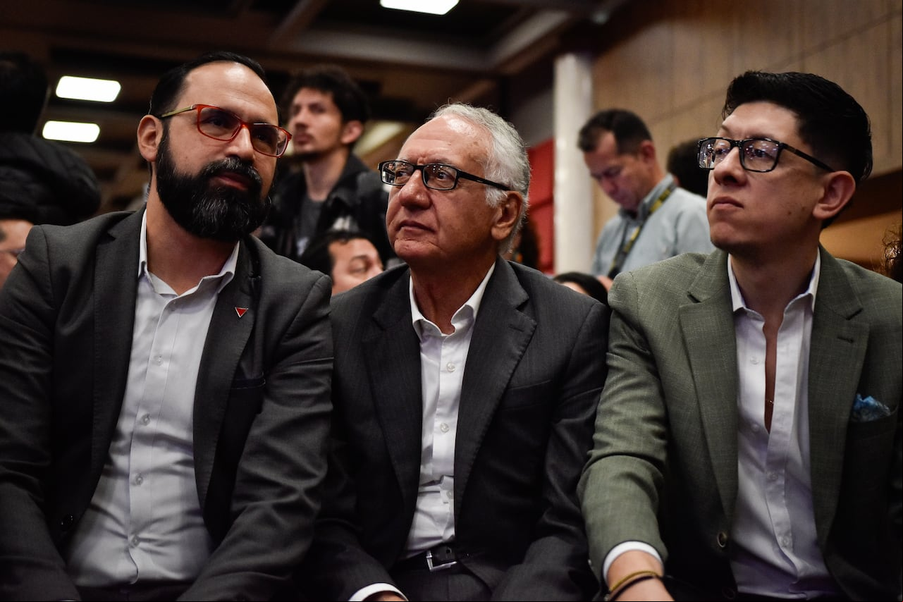 En este evento estuvieron presentes los ministros de Salud, Guillermo Alfonso Jaramillo, de Educación, Daniel Rojas, y de Energía, Andrés Camacho.