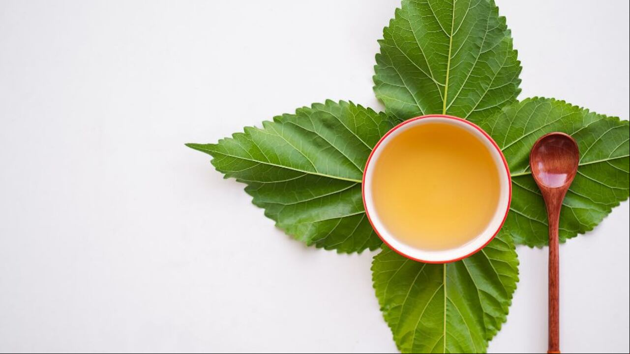 Para consumir las hojas para aprovechar este beneficio es necesario preparar una infusión con ellas.