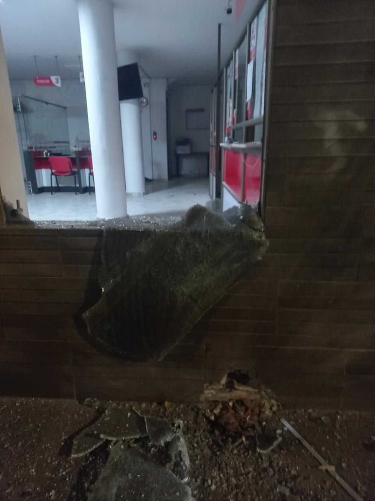 La Fiscalía, la fuerza pública y las autoridades del municipio de Gigante, Huila, adelantan las investigaciones para ubicar a los responsables de este atentado con explosivos, el cual por fortuna solo dejó daños materiales.