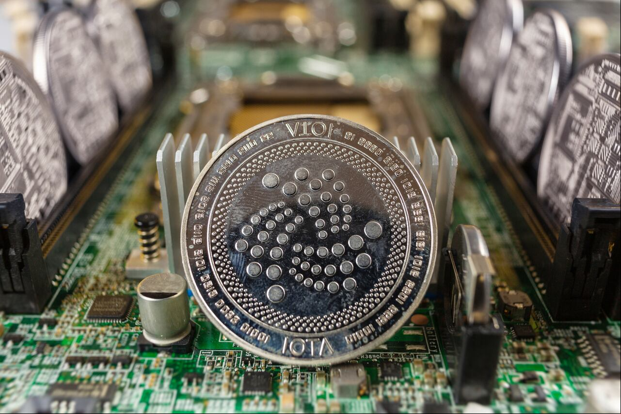 Con una apertura marcada por variaciones en su precio, IOTA capta la atención de los analistas financieros y los inversores mientras se adentran en las operaciones del viernes 5 de abril.