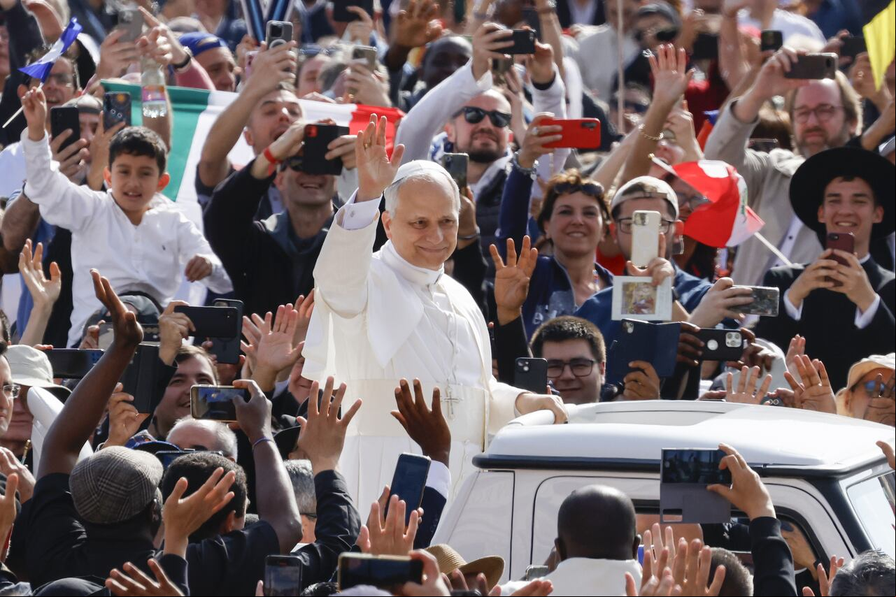 CIUDAD DEL VATICANO, VATICANO, 18 DE MAYO: El Papa León XIV llega y saluda al público antes de la misa de inauguración de su pontificado en la Plaza de San Pedro del Vaticano, el 18 de mayo de 2025. (Foto de Riccardo De Luca/Anadolu vía Getty Images)