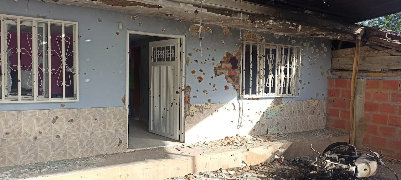 Así quedó la fachada de la vivienda afectada por la explosión y disparos de metralla en medio del enfrentamiento entre ambas estructuras. Las comunidades piden ayuda.