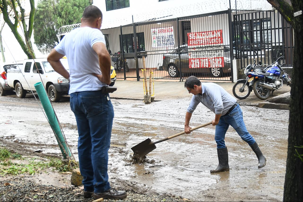 Comerciantes de 44N con 4N dedican la mañana a retirar el barro y los escombros de.sis negocios tras el fuerte aguacero que cayó el miércoles en la tarde, Mayo 16 de 2024, Foto Wirman Rios, EL PAIS
