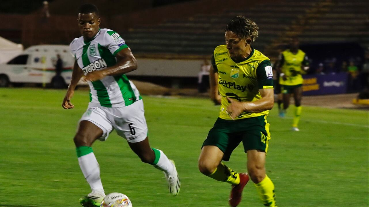 Wilfrido de la Rosa conduciendo en el partido entre Nacional y Huila.