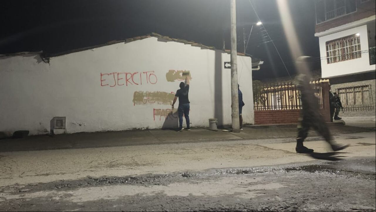 Mientras soldados del Ejército Nacional pintaban las paredes en el municipio de Corinto, Cauca, militantes de las Disidencias de las Fuerzas Armadas Revolucionarias de Colombia (Farc) los hostigaron.