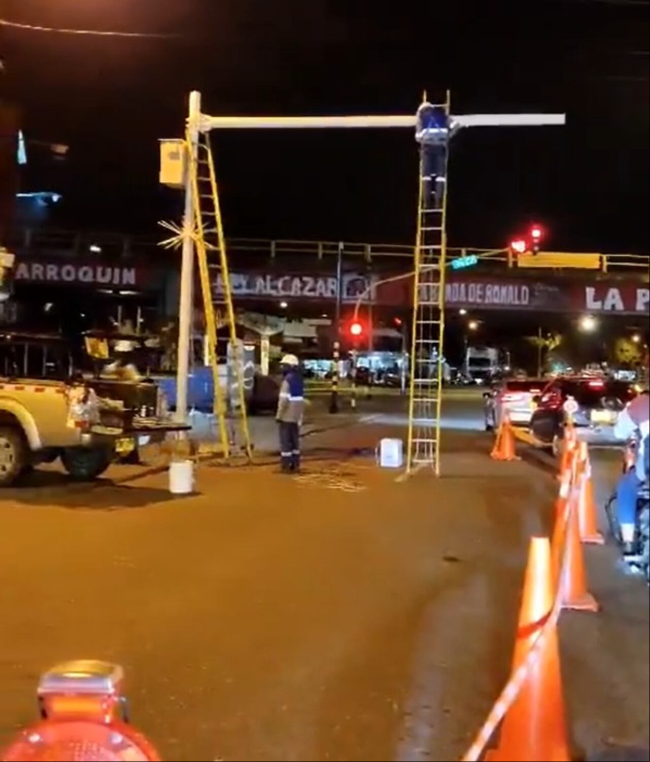Esta es una de las nuevas cámaras de fotodetección que las autoridades de Movilidad están instalando en Cali.