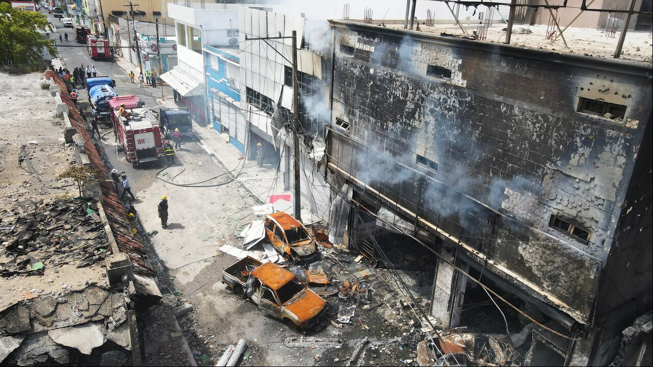 Vista aérea de la zona donde explotó un establecimiento comercial en San Cristóbal, República Dominicana el 15 de agosto de 2023.
