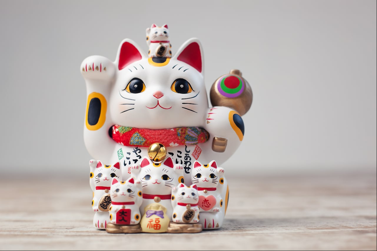 En la práctica milenaria del Feng Shui, la colocación estratégica del gato de la suerte es fundamental para atraer la abundancia y la prosperidad.