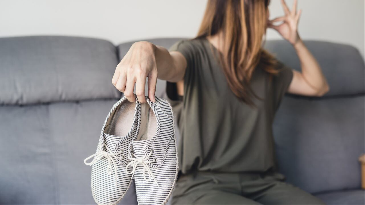 ¿Cómo quitar el mal olor de los zapatos?