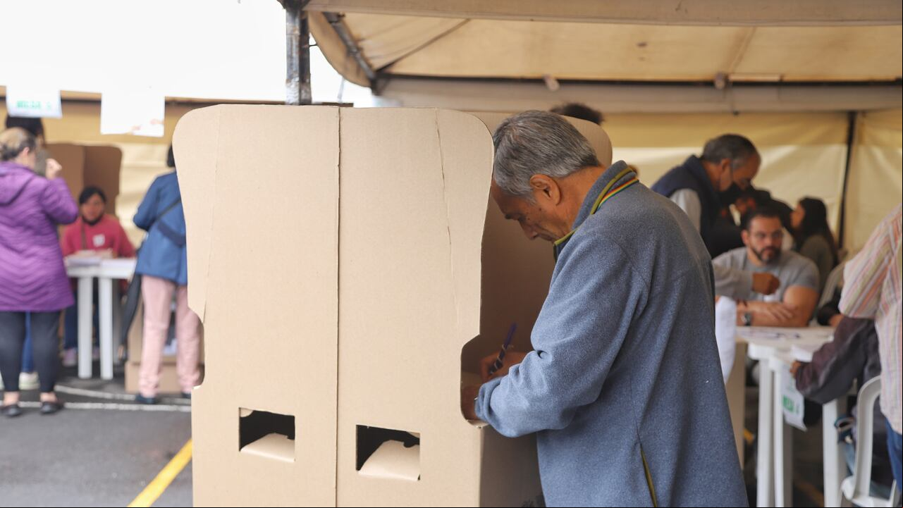 Votaciones al norte de Bogotá en cedritos
Votos, mesas de Votación, escrutinios