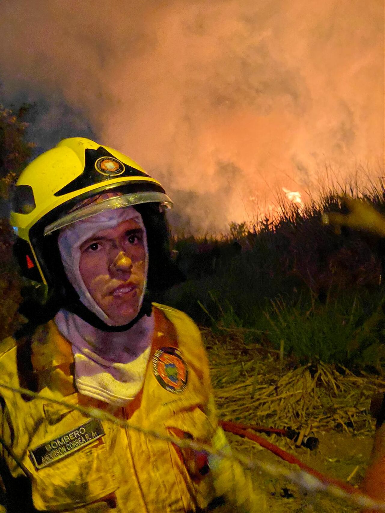 Un incendio forestal, en un predio del barrio El Ingenio, al sur de Cali, generó temor en los habitantes del sector debido a la cercanía de las llamar a la zona residencial.