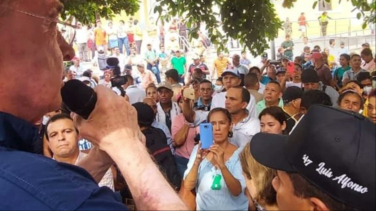 Álvaro Uribe hablando en contra de las reformas del Gobierno de Gustavo Petro