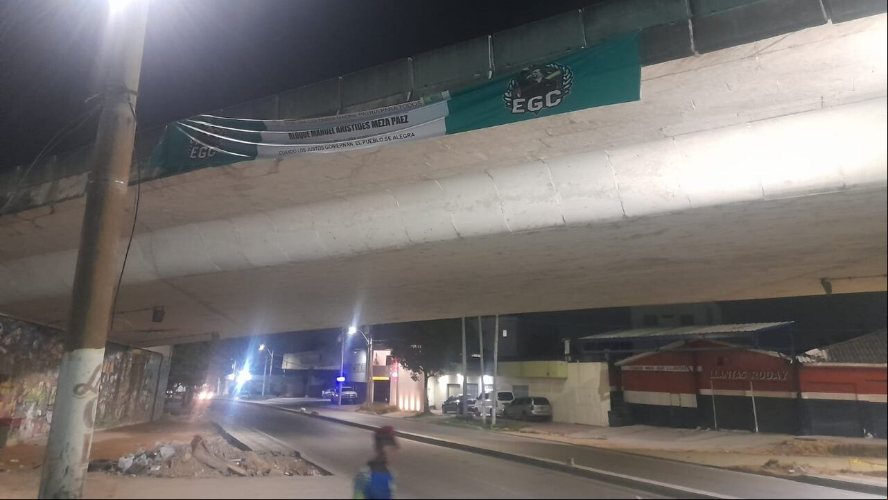Letreros alusivos al Clan del Golfo aparecieron colgados en varios puentes de Barranquilla.