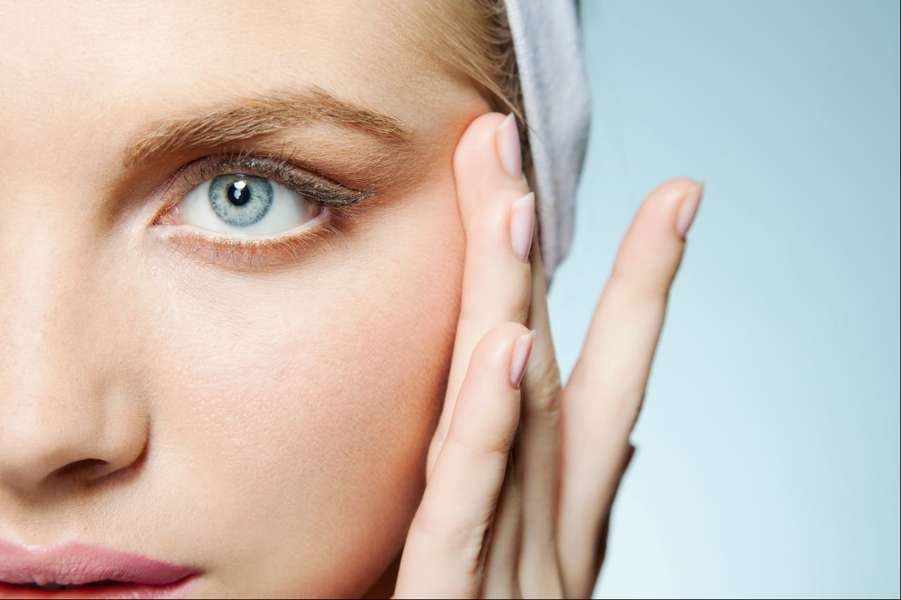 Aprenda cómo hacer un desodorante facial efectivo con ingredientes naturales que mantienen su piel suave y libre de sudor.