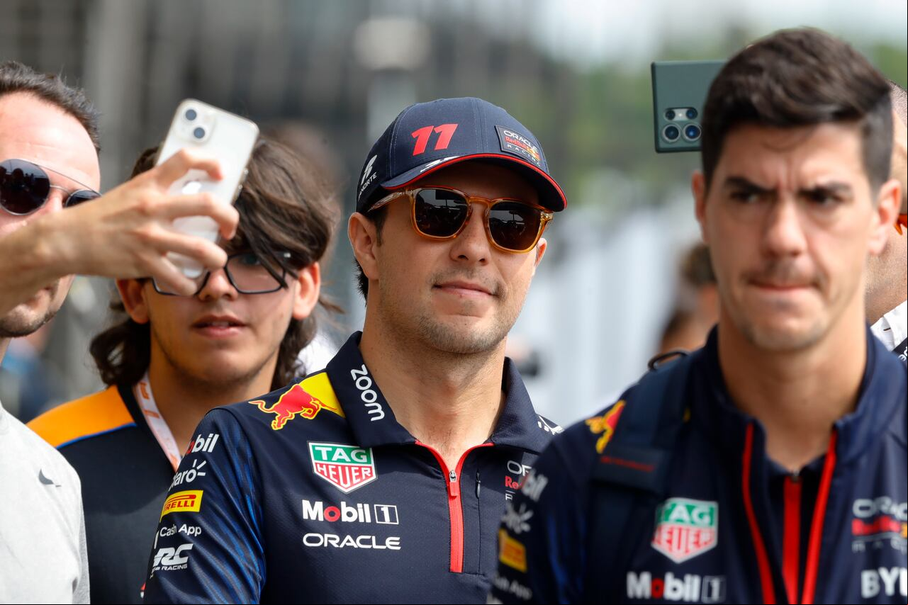 El piloto de Red Bull Sergio Pérez, de México, llega a una sesión de práctica para el Gran Premio de Fórmula Uno de Brasil en la pista de Interlagos en Sao Paulo, Brasil, el viernes 3 de noviembre de 2023. (Foto AP/Marcelo Chello)