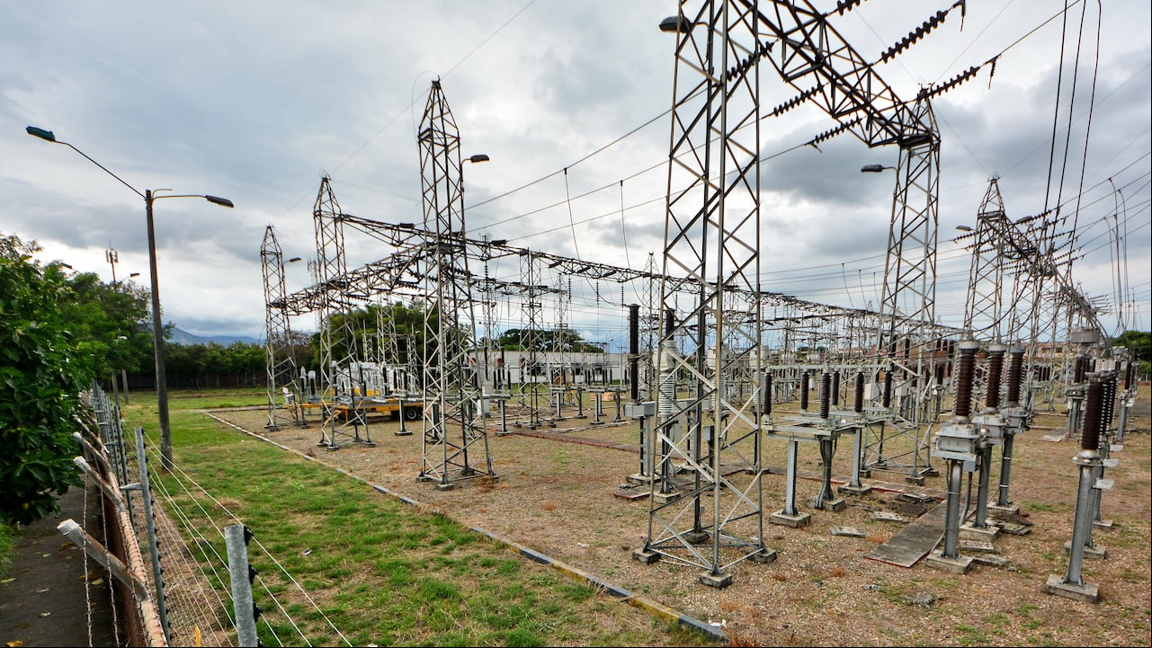 Siguen los trabajos, para reparar los daños en la subestación de San Luis, dónde se presentó una explosión la noche de ayer. Según los técnicos, no se puede establecer en cuánto tiempo se restablecerá el servicio de energía, que afecta varios barrios del norte de la ciudad. Además dependen de unas buenas condiciones climáticas.