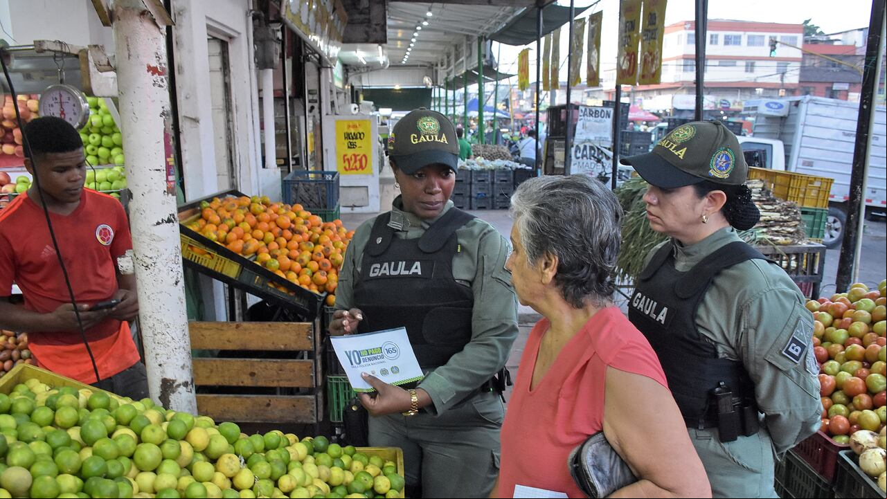 La Secretaría de Seguridad y Justicia y La Policía Metropolitana de Cali Con más de 200 uniformados se tomaron la galería se Santa Elena para contrarrestar los delitos de extorsión, microtráfico y otros flagelos que afectan esta plaza de mercado.