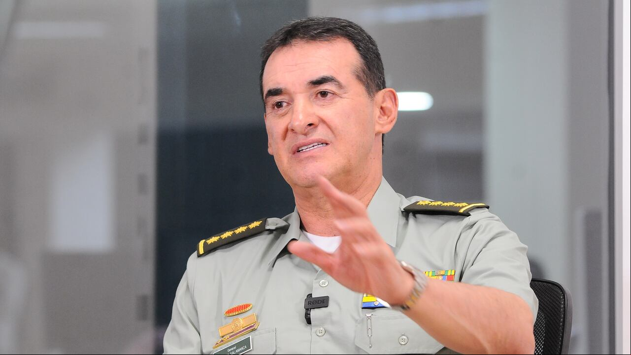 Cali: Entrevista con el general de la policía William Salamanca. foto José L Guzmán. El País. Julio 17-23