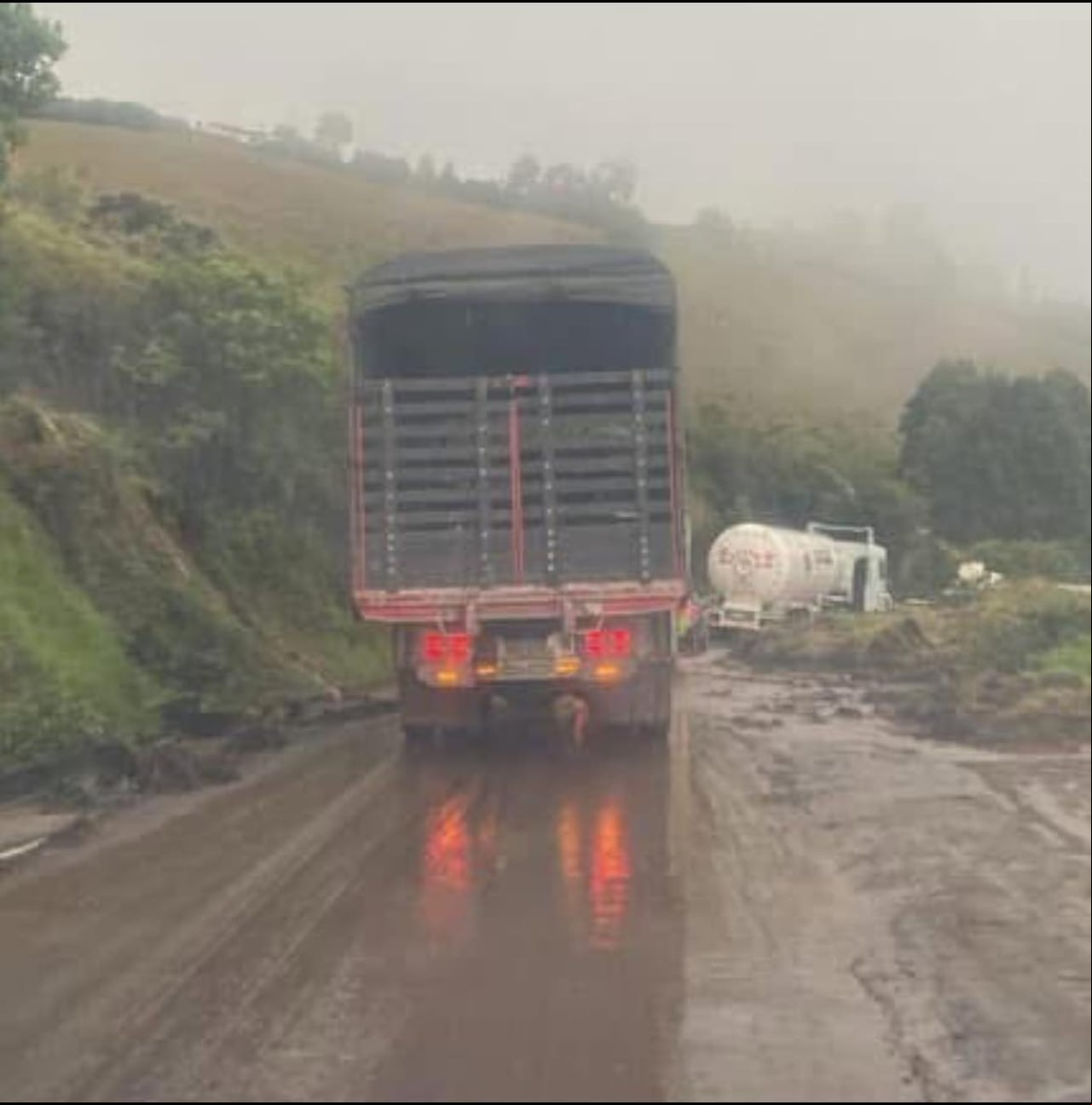 En Nariño, autoridades y organismos de socorro atienden una serie de derrumbes en diferentes vías de esta zona del país, buscando garantizar la movilidad por este departamento.
