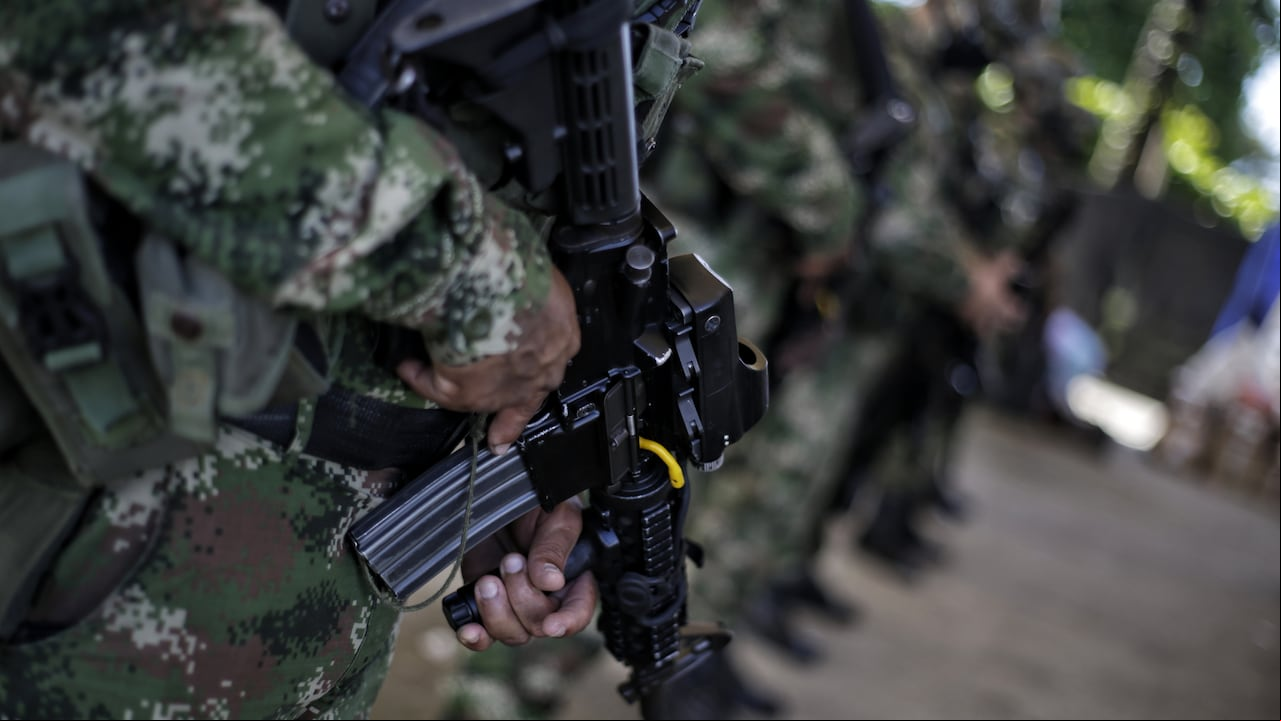 Militares, soldados, arma